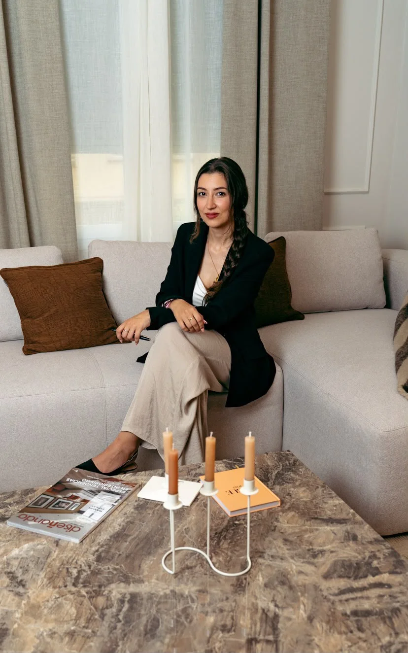 Mercedes Rodríguez sentada en un sofá de uno de sus proyectos